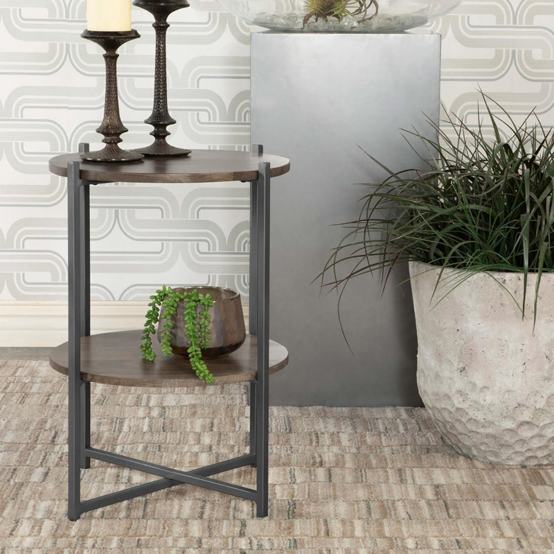 Table d'appoint naturelle et bronze industriel avec tablette inférieure, parfaite pour les intérieurs modernes et l'espace de rangement supplémentaire.