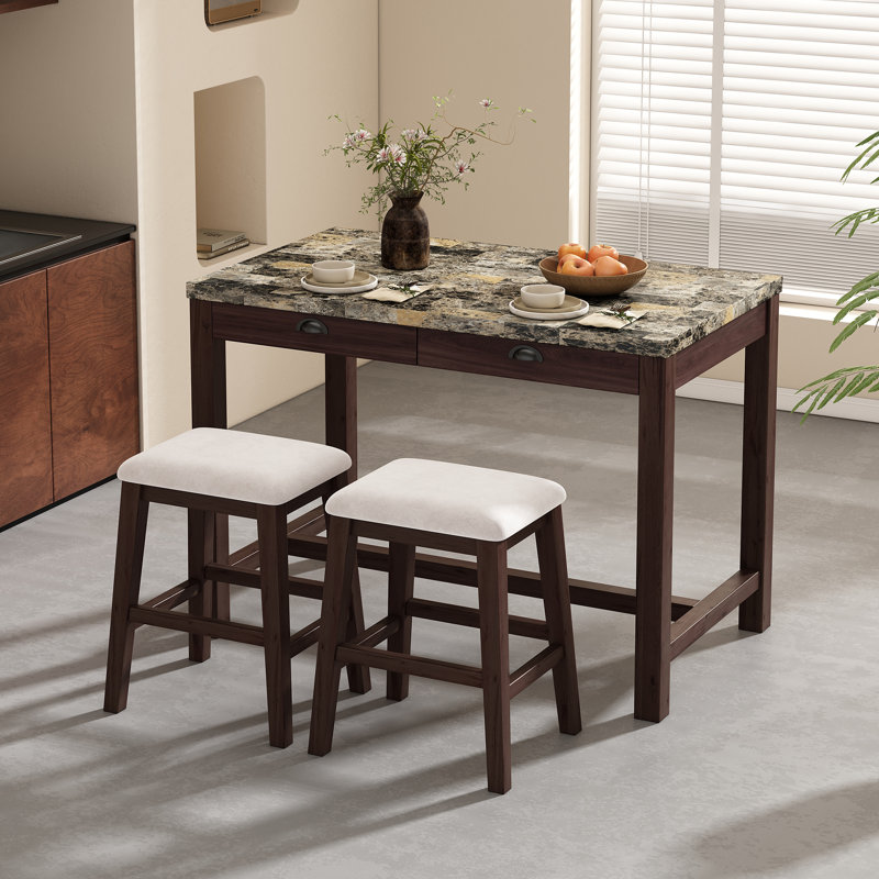 Ensemble de table de bar moderne en faux marbre avec tabourets rembourrés, combinant fonctionnalité et style pour les petits espaces