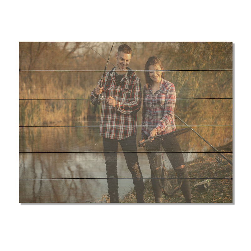 Couple près d'une rivière - Chasse et pêche, art mural sur bois de pin naturel, H 24 po x l 32 po