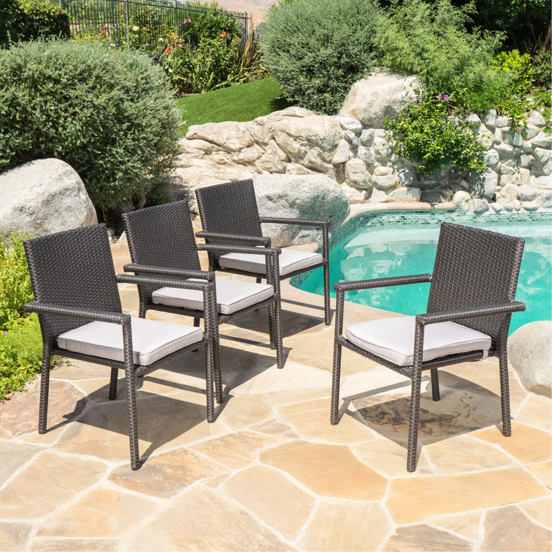 De 4 chaises de patio, coussins 100% rembourrés, fabrication en PE et en fer, sièges d'extérieur empilables et gris, dimensions de 25 x 25 x 35 avec structure confortable, pour plus de commodité, moderne