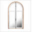 Miroir mural arqué en bois au fini blanc usé, parfait pour rehausser l'esthétique des décors rétro et modernes