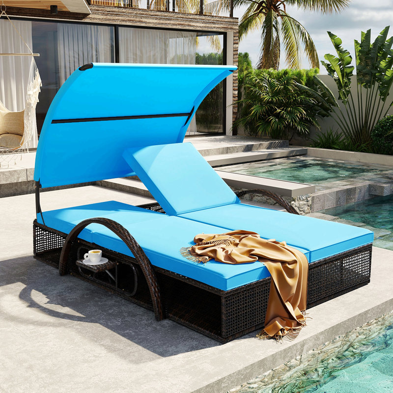 Chaise longue d'extérieur à structure en acier avec dossier réglable, lit de bronzage double avec table d'appoint cachée et accoudoirs arqués, convient pour la terrasse de la piscine, le jardin et la cour
