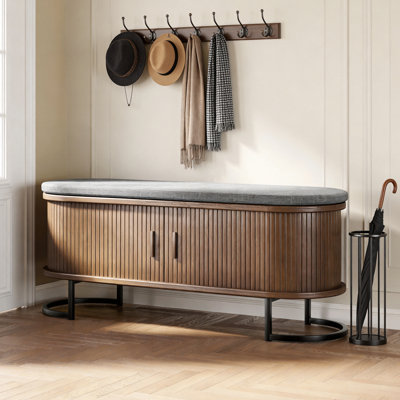 Banc de rangement 47,2 po en noyer avec portes coulissantes, banc à chaussures rembourré avec base en métal robuste et coussin moelleux, organisateur multifonctionnel pour l'entrée, la chambre à coucher et le salon