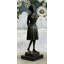 Sculpture d'époque fille au chapeau