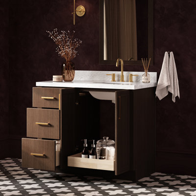 Meuble-lavabo de salle de bain avec lavabo ovale simple décalé à droite de 109 cm (43 po) et comptoir en marbre blanc de Carrare de 3,8 cm (1,5 po) d'épaisseur, fini chêne brun