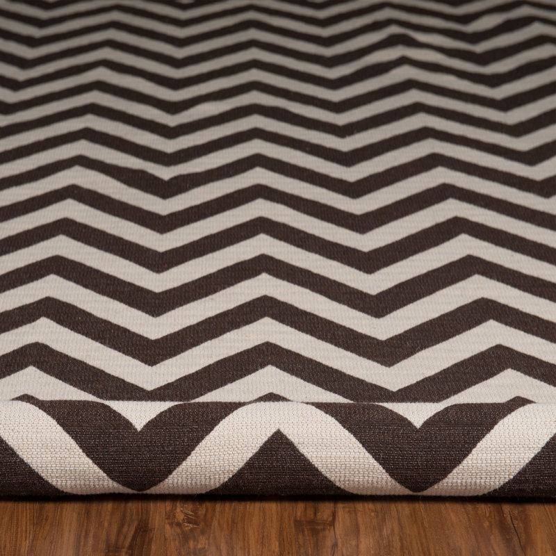 Tapis brun en laine tissé à la main