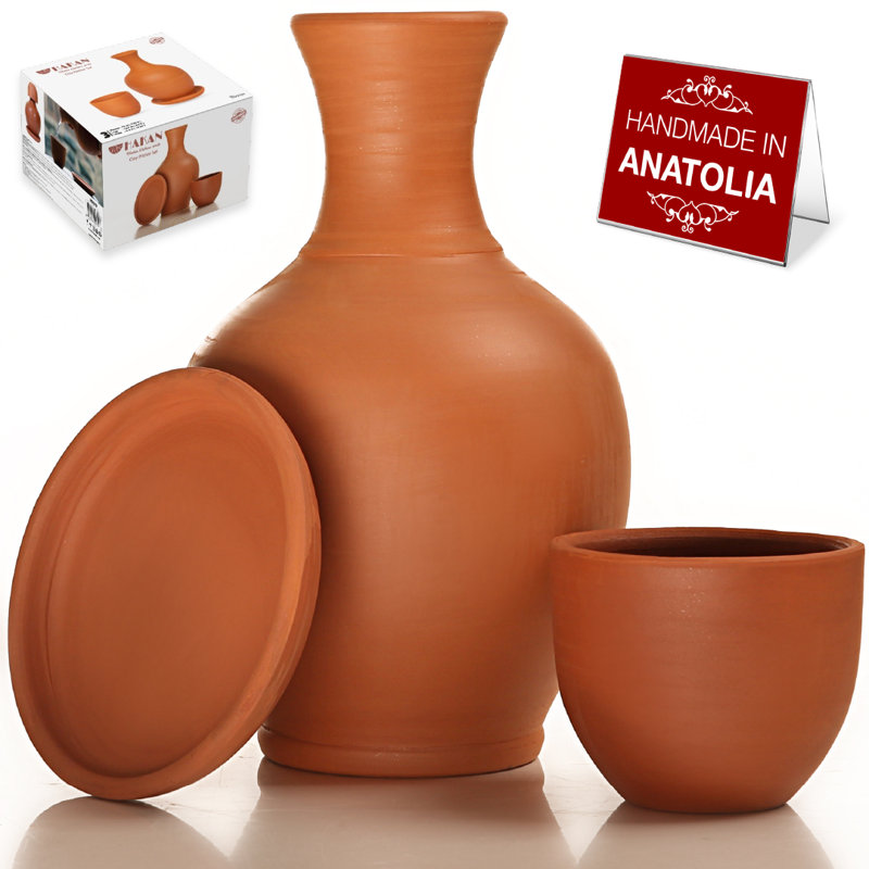 Pichet en argile fabriqué à la main avec tasse