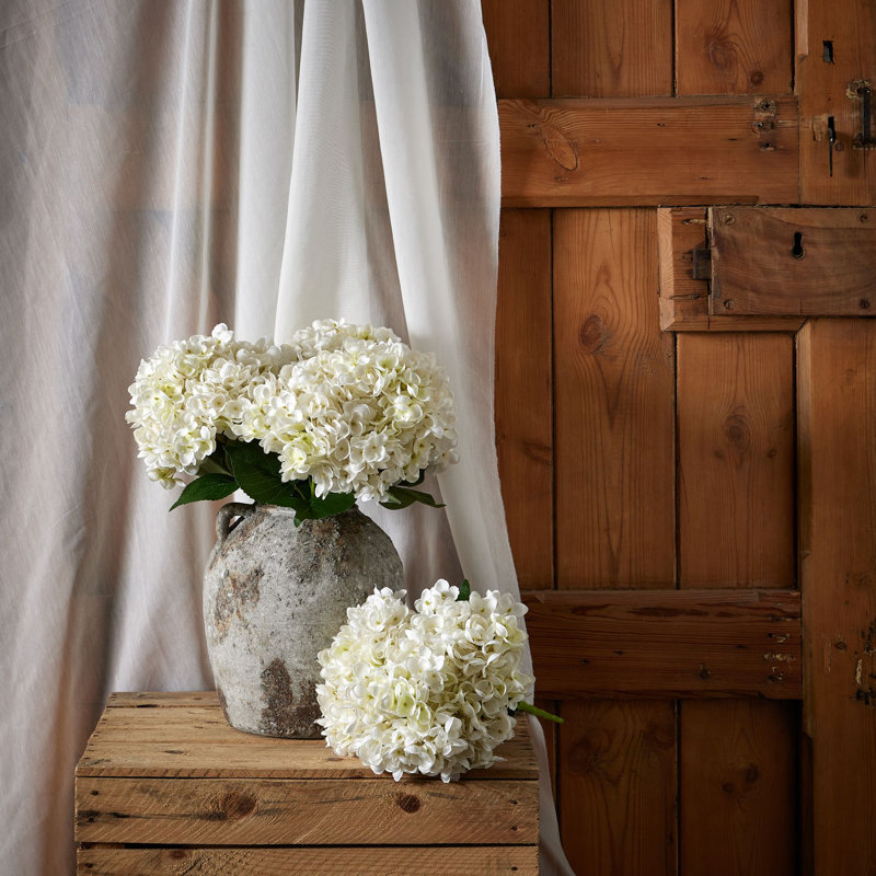 Arrangement, White