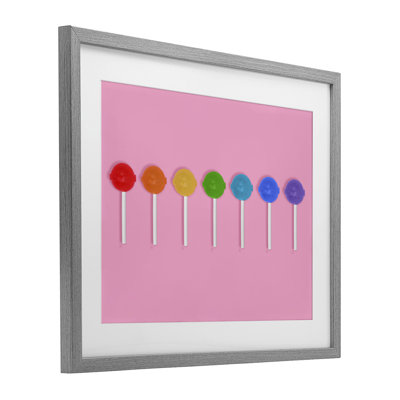 Rangée de sucettes arc-en-ciel, impression encadrée sous verre, conception par Lish Creative
