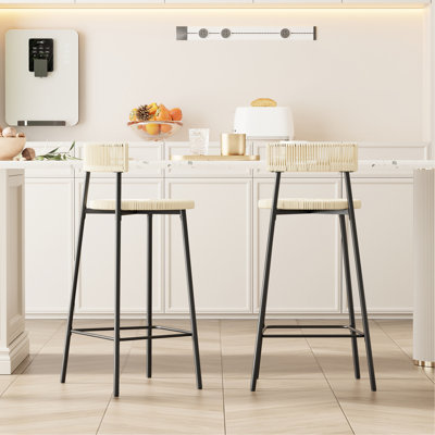 2 tabourets de comptoir en corde de papier tissés à la main. Style Chaises de bar pour appartement. Structure en métal noir, siège blanc crème. Et fonctionnelle à la maison. Polyvalent. Facile à installer