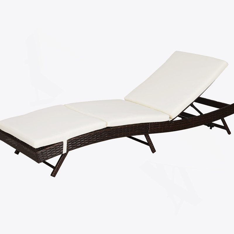 Chaise longue de patio Outsunny avec dossier réglable à 5 positions, confort rembourré et osier en rotin Pe résistant aux intempéries, idéal pour se détendre au bord de la piscine