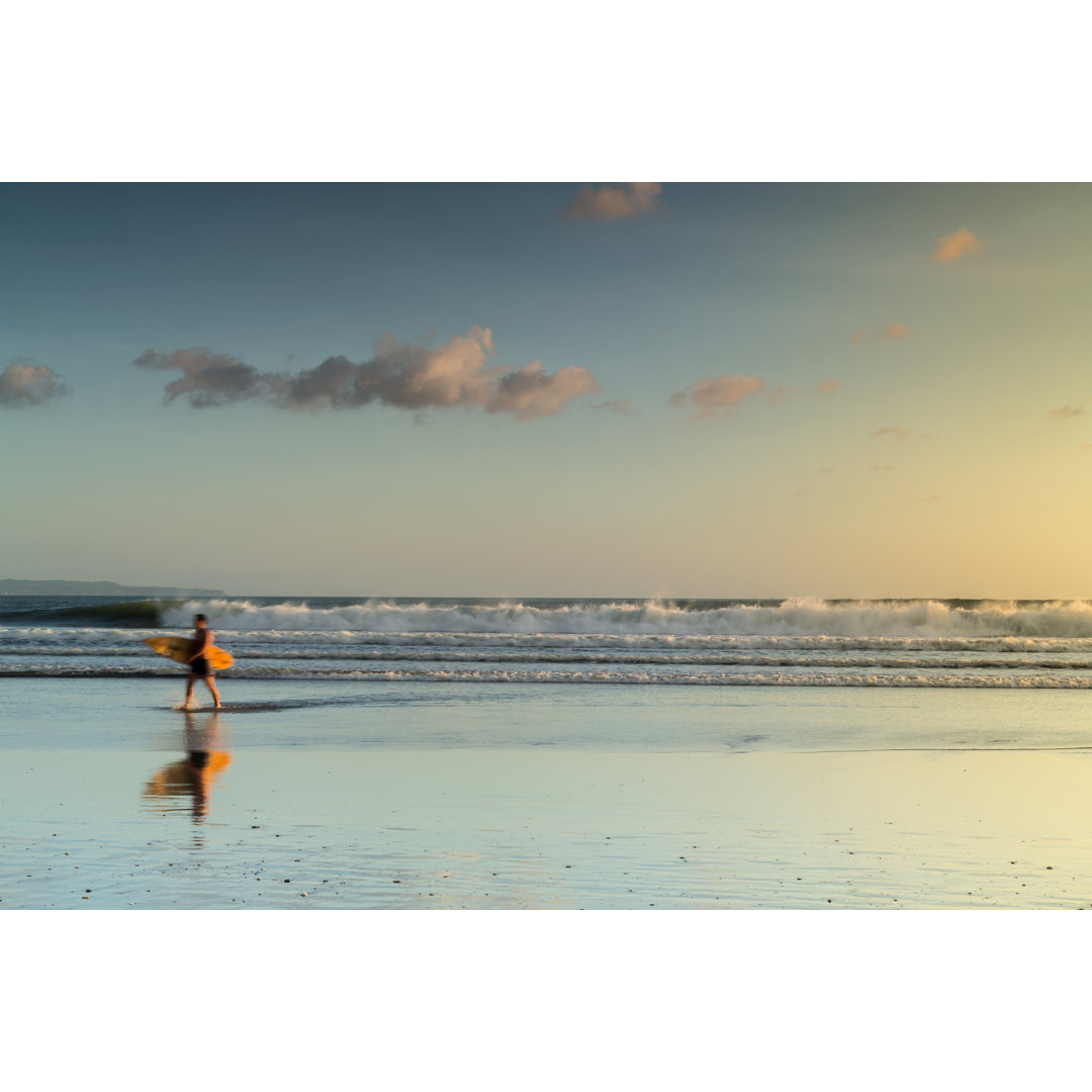 Surfer mit Brett auf dem Strand