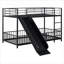 Lit superposé convertible simple au-dessus d'un lit simple, structure en métal noir classique avec garde-corps et glissade pour chambres d'enfant