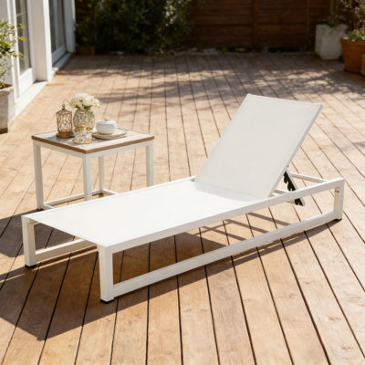 CHAISE LUNGE
