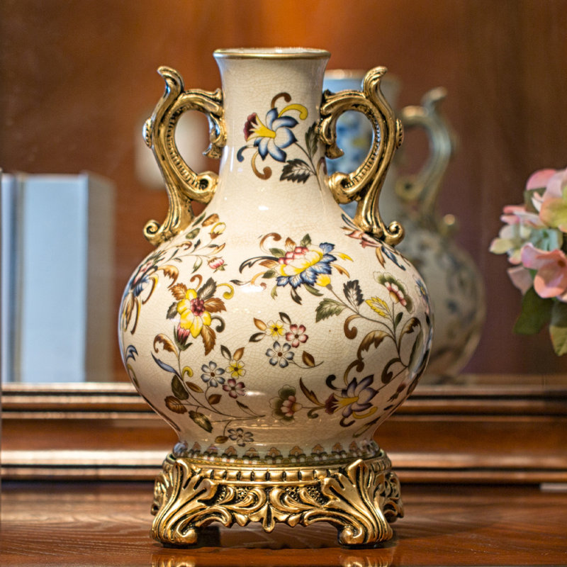 Vase européen en céramique avec poignées sculptées, H 12,6 po x l 7,9 po x P 7,9 po