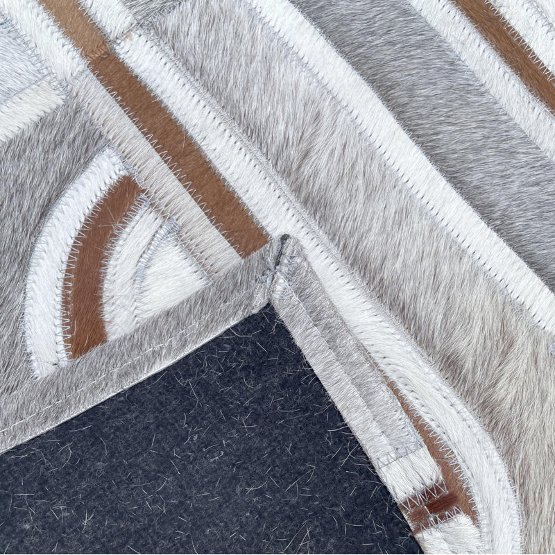 Tapis patchwork en cuir de vache 3 x 4 mètres, gris, brun, beige, à motifs géométriques, fait main., Rectangle 120" x 156"