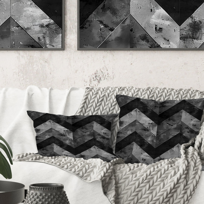 Coussin décoratif noir à motif de chevrons noirs et gris, H 18 po x l 18 po