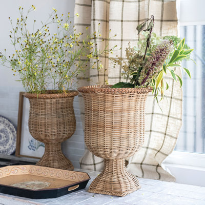 Ensemble d'urne tissée en rotin