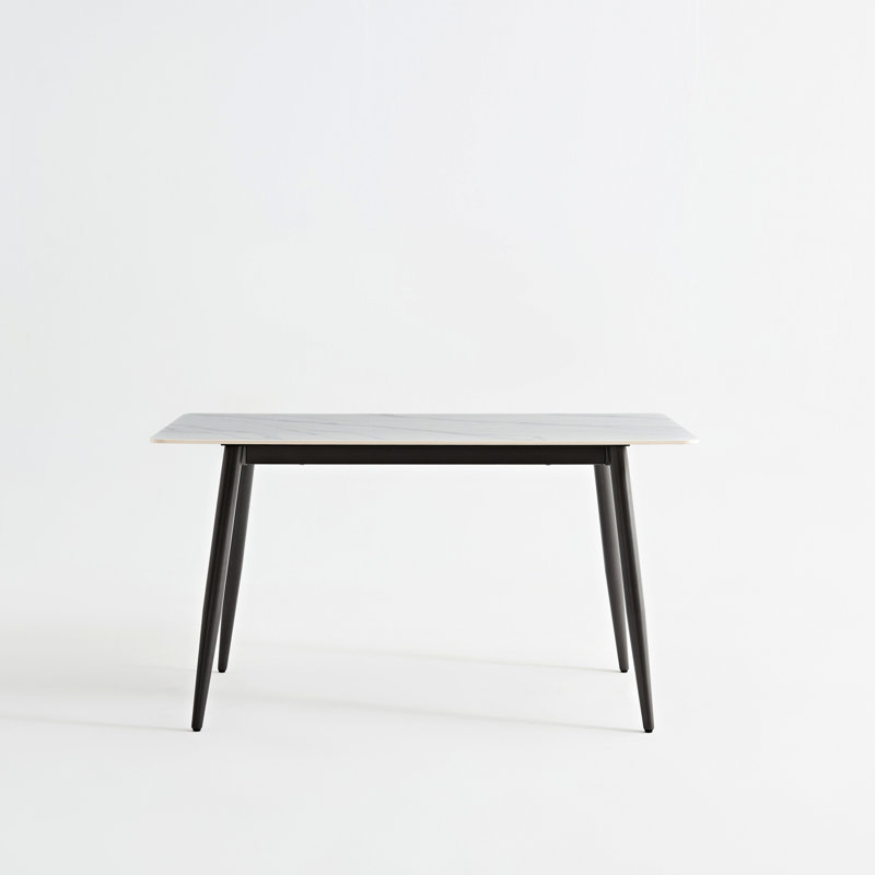 Table de salle à manger moderne rectangulaire de 1,4 m avec base en métal unique pour la cuisine et les autres pièces, plateau de table en céramique frittée blanche, coin chauffant, rayé et arrondi, pieds en or noir, look minimaliste, rapide