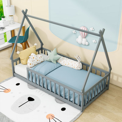 Lit simple en forme de tente avec garde-corps