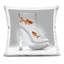 Coussin décoratif crème à bagages empilé, design par Amanda Greenwood