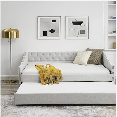 Lit de jour double avec lit gigogne simple capitonné, avec dossier à boutons et clous en cuivre sur les bras ondulés, beige (80,5 po x 55,5 po x 27,5 po)