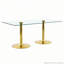 Un plateau de table en verre de 71 x 35,4 pouces et une table de salle à manger circulaire minimaliste moderne avec des pieds en métal doré électrolytique. Convient aux restaurants et aux salons.-129390107