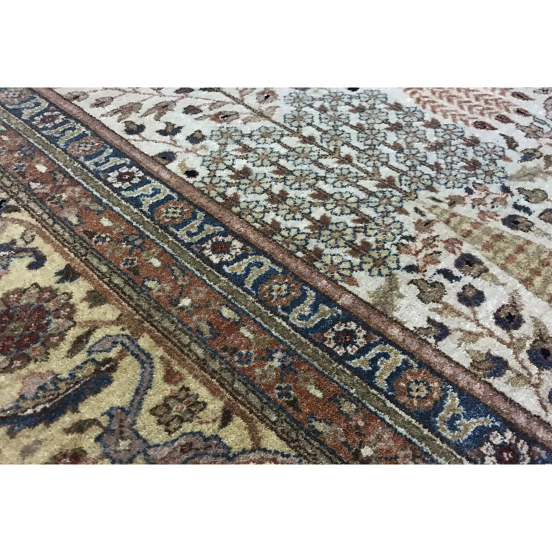 Wool Oriental Area Rug in Ivory/Gold/Brown