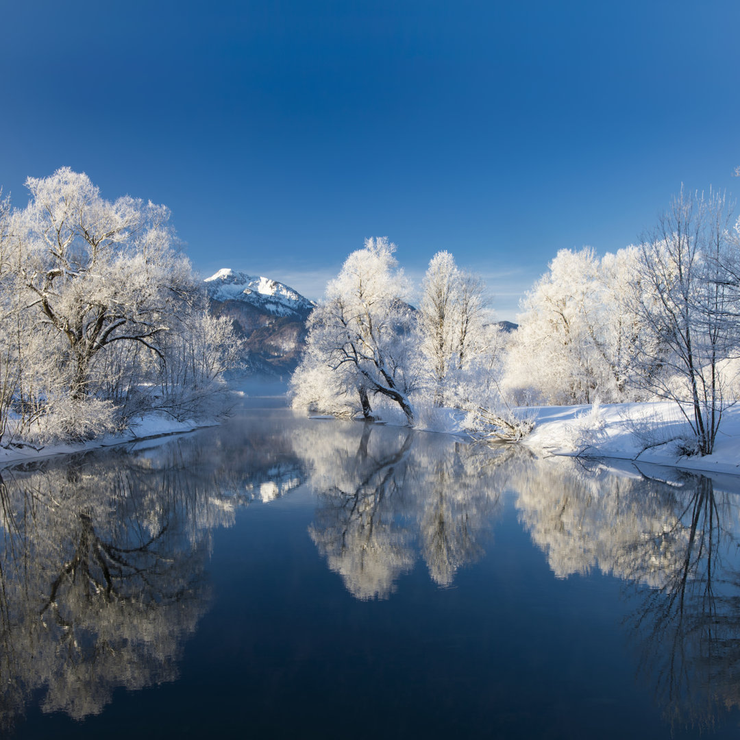 Der Fluss Loisach mündet in den See