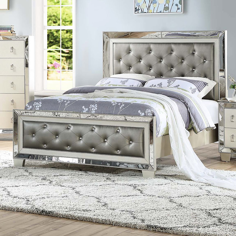 Lit moderne très grand avec une tête de lit tapissier et un miroir en similicuir argenté glamour, en bois d'hévéa, parfait pour les chambres à coucher de style transitionnel, garniture en bois de contreplaqué