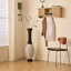 Vase de plancher sur pied aux couleurs vives et au design complexe, parfait pour un décor moderne et classique.