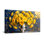 Vase de plantes et fleurs sur fond craquelé