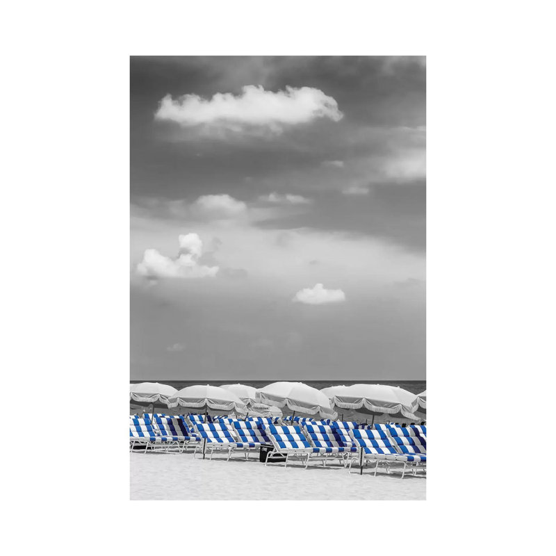 «Beach Scene with a Blue Color Pop» par Melanie Viola - Photographie de toile tendue, H 12 po x l 8 po x P 0,75 po