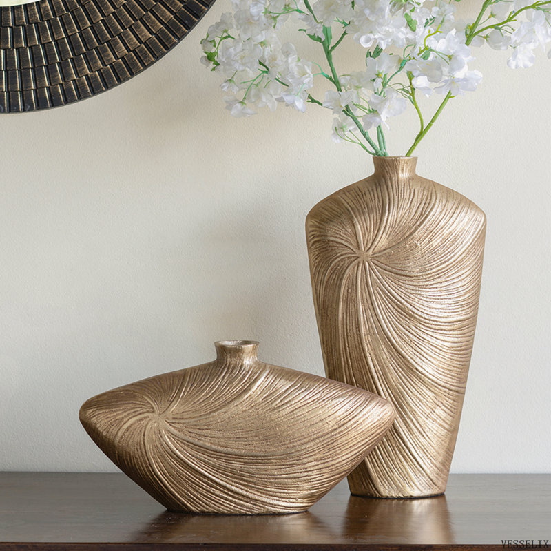 Vase en aluminium 16 po x 4,5 po x 8,8 po