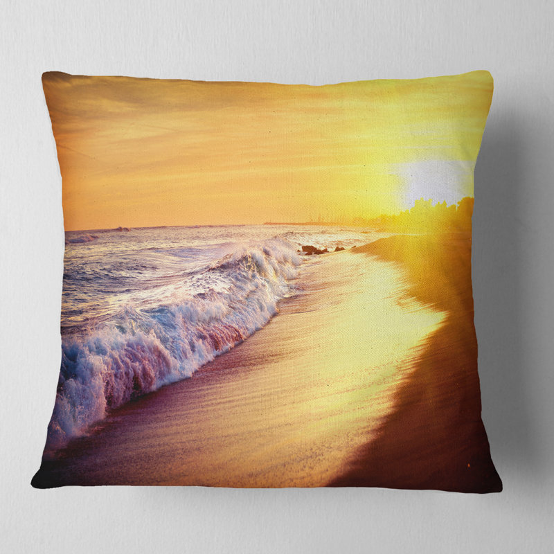 Coussin décoratif Bright Sea Sky avec vagues de mousse - Sea & Shore, Carrée 18 po x 18 po