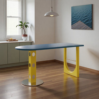 Table de salle à manger aux couleurs vives et distinctives