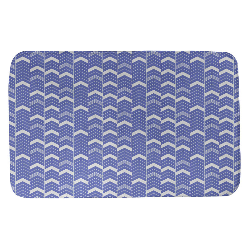 Tapis pour salle de bain lineed chevrons Stephenie, l 17 po x L 24 po, Bleu / Ivoire