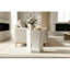 Table d'appoint hexagonale en marbre blanc naturel, surface mate lisse pour un toucher satiné, aspect doux dans la chambre,