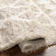 Tapis beige en polyester tissé à la machine Hinsdale-1243718631