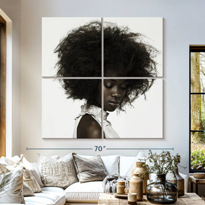 Femme aux cheveux bouclés