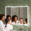 Miroir de salle de bain intelligent pliable en trois parties avec éclairage DEL, loupe, éclairage avant et arrière, intensité réglable, antibuée, fixation murale, dimensions : 168 cm (L) x 91 cm (H).