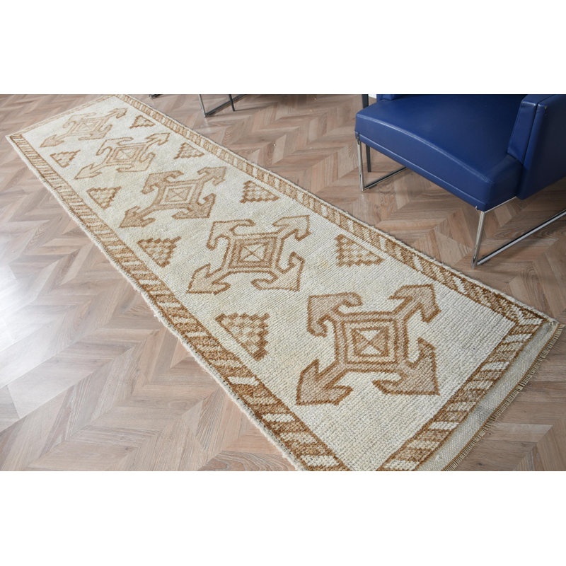 Tapis de couloir turc vintage en laine beige avec un motif de tapis anatolien antique, parfait pour décorer un couloir
