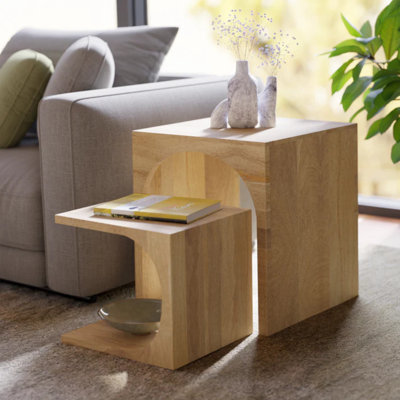 Ensemble de 2 tables gigognes modernes en bois massif avec structure ouverte arquée, finition naturelle