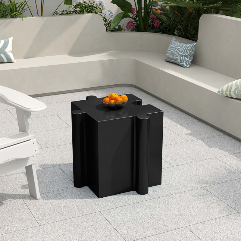 Table d'appoint polyvalente pour l'intérieur et l'extérieur avec un design de casse-tête unique, une fabrication MGO durable et une taille compacte pour tout espace