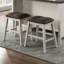 Table de salle à manger contemporaine à hauteur de comptoir 5 pièces, en bois massif, 4 tabourets, armoire de rangement et gris foncé, table en bois avec motif de planches, base à tablettes multiples