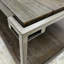 Table moderne en bois avec tablette, graphite vieilli, chaises basses polyvalentes au fini graphite, fabrication