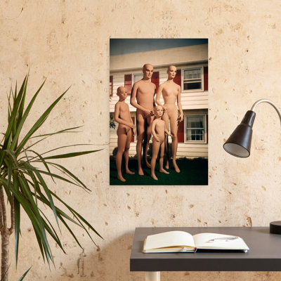 Mannequin de famille père père et deux enfants devant une maison de banlieue, portrait contemporain, architecture, art mural