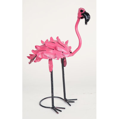 Statue de flamant de vaisselle recyclé