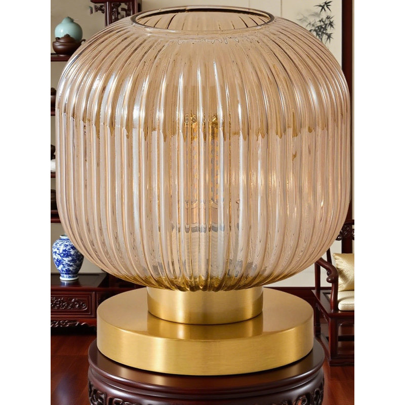 Lampe de table moderne Mid-Century avec abat-jour en verre côtelé ambre et base en laiton - Lampe de bureau à intensité variable pour chambre à coucher, salon ou bureau - Douille E26 (ampoule non incluse)