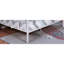 Lit double superposé au dessus d'un lit double en métal avec une élégance de chambre contemporaine blanche et angulaire pour plus de polyvalence